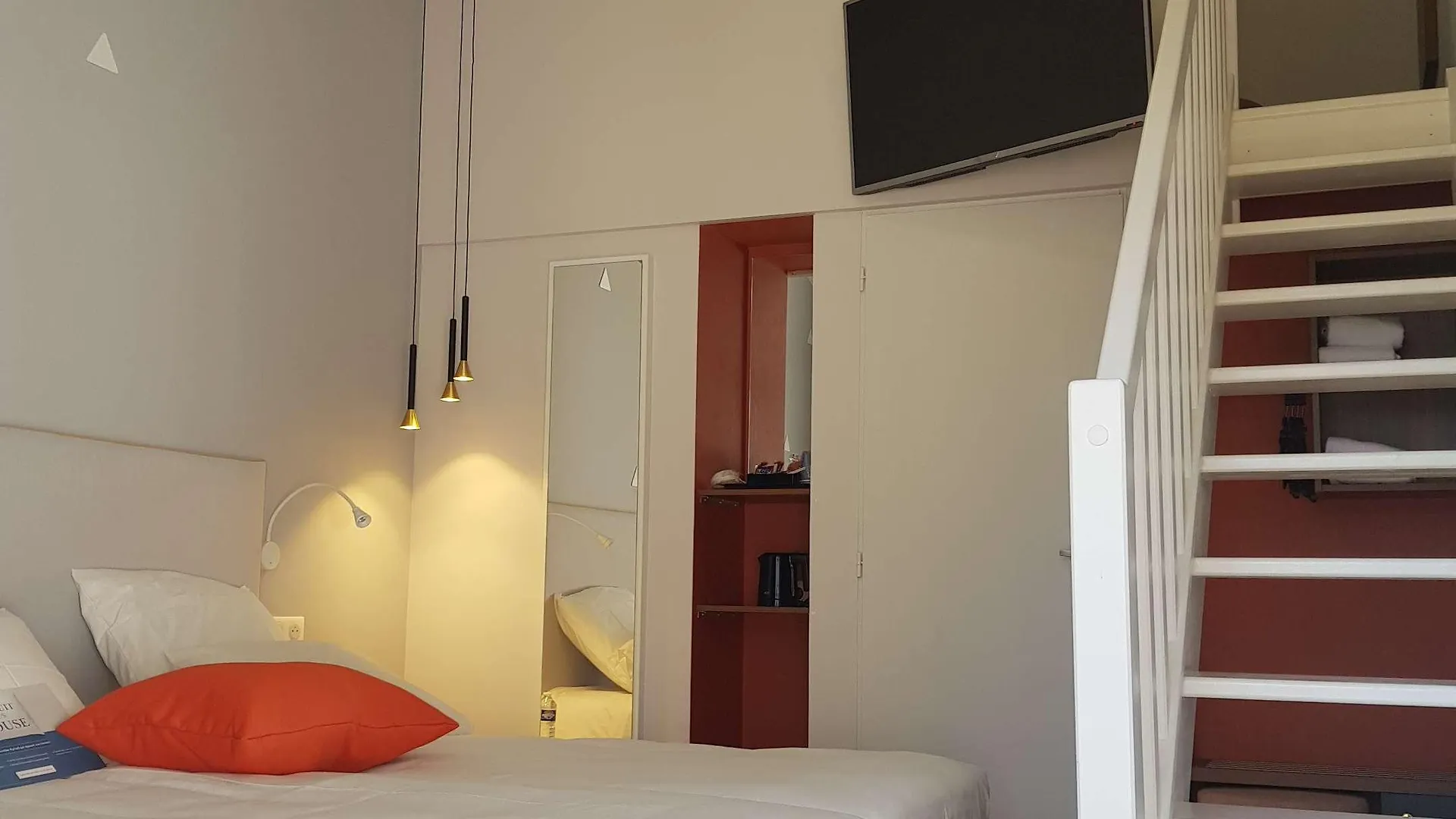 Kyriad Lyon Est - Saint Quentin Fallavier Hotel